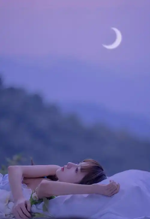 借着月光,与你对望-唯美女生