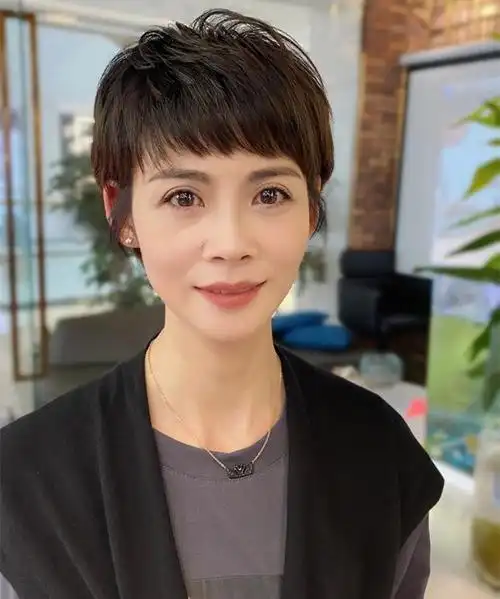 五十岁女人留什么发型显年轻?掌握这4个减龄公式,想不减龄都难