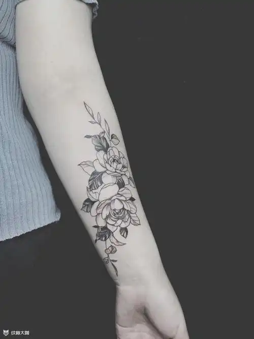 小臂素花纹身