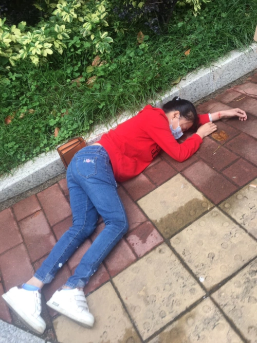 一女青年在河源军分区门口突然晕倒,这时