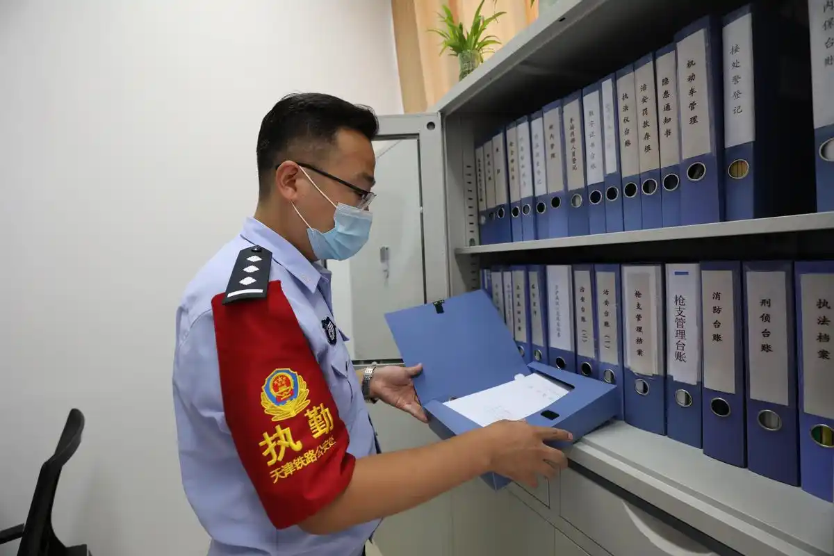 一杠三星他用勤奋筑梦警察蓝