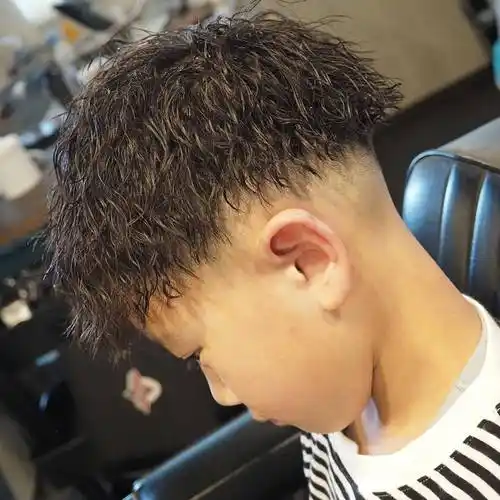 2024夏季小男孩发型来了,两侧铲短很百变,剪完真帅气