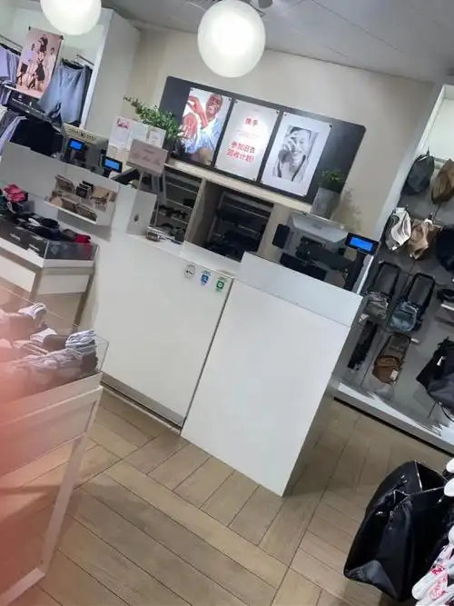 走访时收银台未见工作人员.