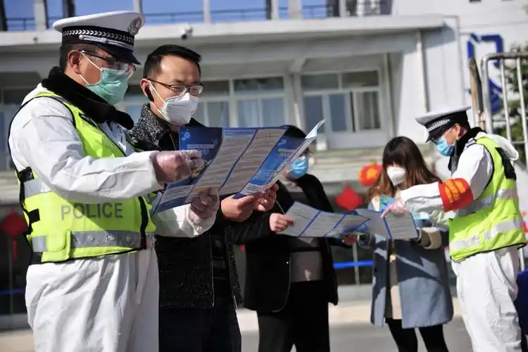 绵阳交警护航抗疫生命通道