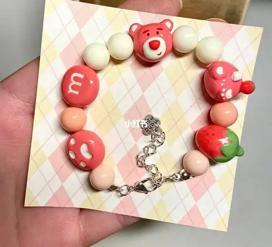 石塑粘土草莓熊手链