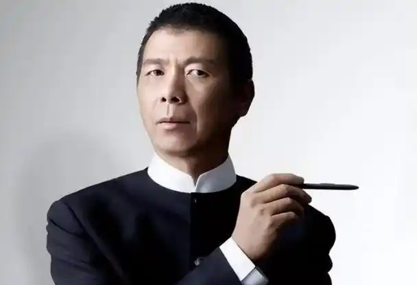 被冯小刚丁克24年,徐帆无奈收养17年的徐朵怎么样了?