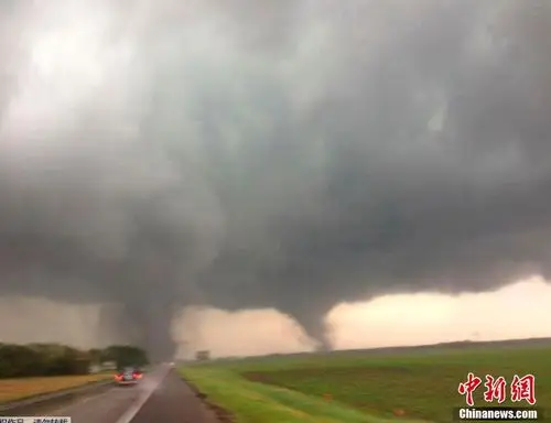 组图:罕见双龙卷风袭击村庄场面震撼