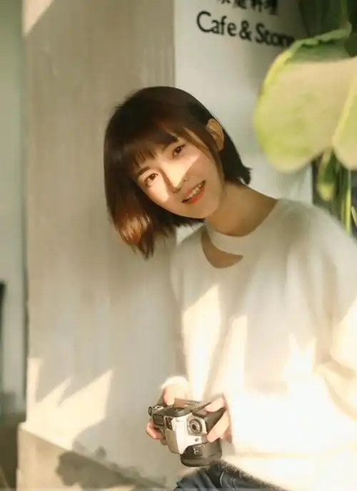 杏眼圆脸少女室内温暖优雅唯美写真