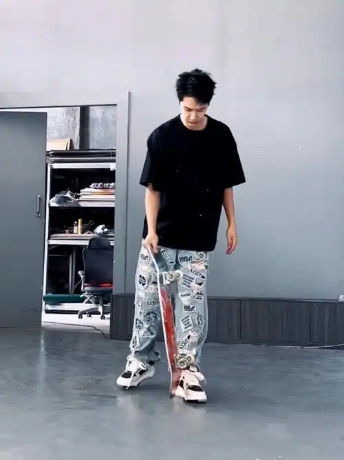 王一博裤子好多logo