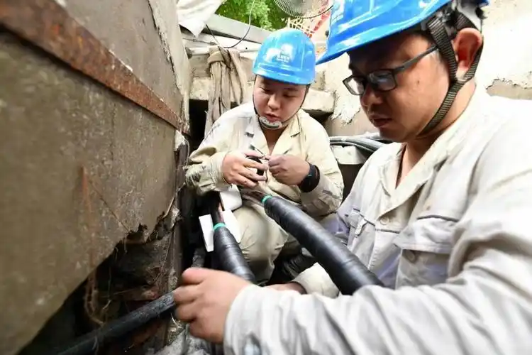 国网重庆江津供电公司员工在进行电缆中间接头绕包制作.