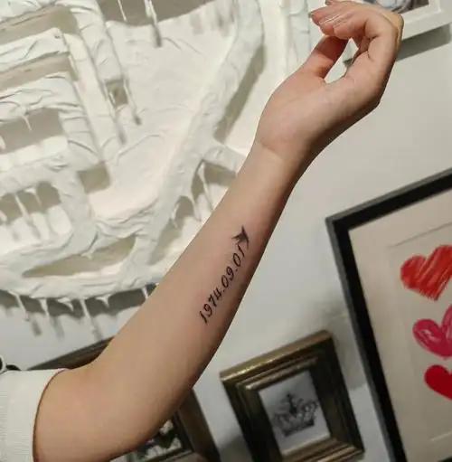 女生手腕小纹身黑灰字母纹身沈阳小纹身