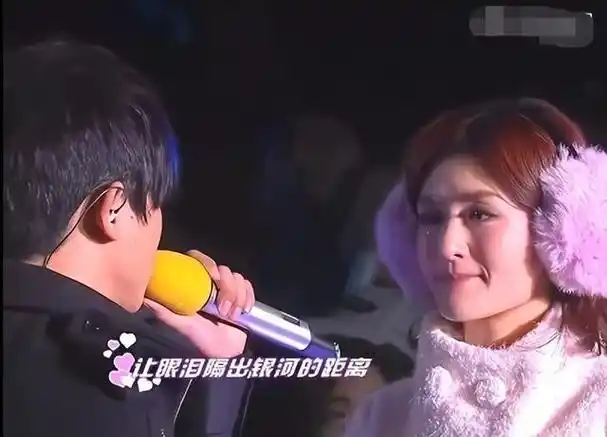 张杰谢娜带仨娃游迪士尼,十指紧扣如热恋情侣,3个保姆很抢镜