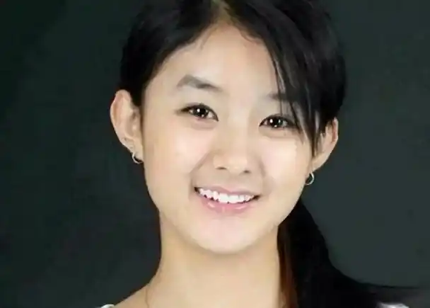 冯小刚看着赵丽颖,疑惑地问王中磊,这人是谁啊?给王中磊乐笑了