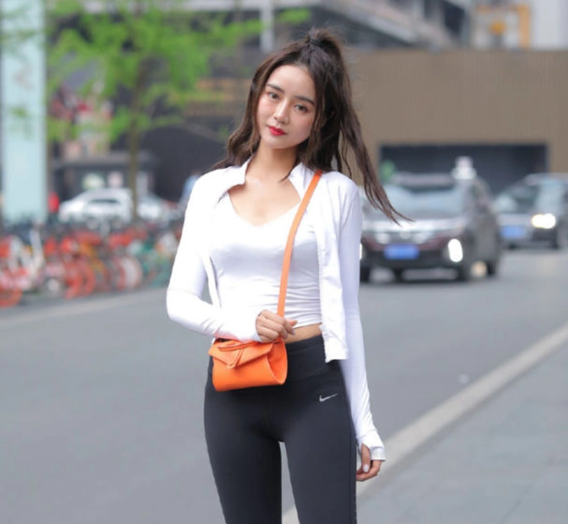 美女穿紧身运动裤,把完美线条都展现出来,身材也太好了吧