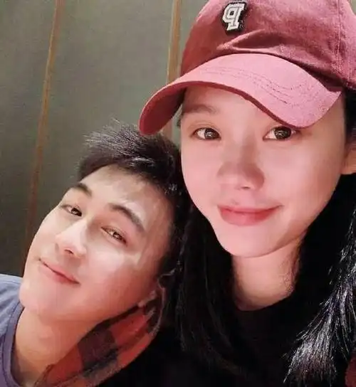 奚梦瑶官宣怀二胎后首次现身,穿紧身鱼尾裙,毫不避讳小孕肚,面相更