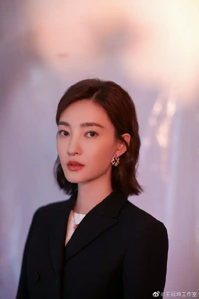 女神王丽坤也剪短发了,波波头搭白色连衣裙,精致优雅落落大方_发型