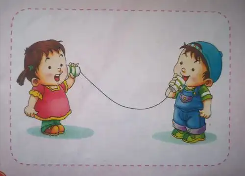 两个小朋友正在打电话,看:他们在说悄悄话呢!