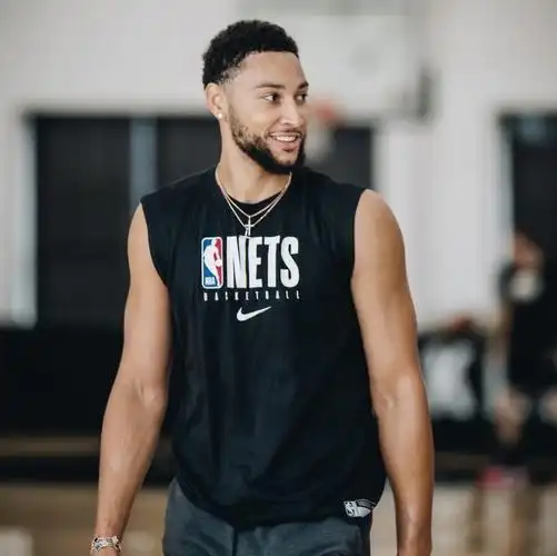 自信的微笑篮网后卫西蒙斯晒训练照