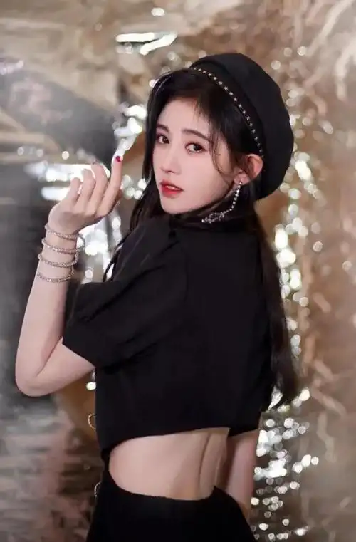 鞠婧祎黑色礼服鞠婧祎黑色丝绒长裙大波浪加红唇气场全开