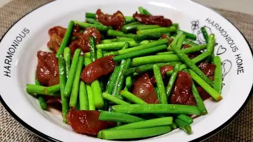 春天的家常菜,蒜薹这样做又香又入味,多做一步,好吃又解馋