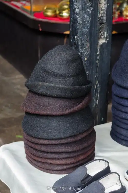 乌毡帽在别处 并不多见,有一些老人还是偏爱这种乌毡帽,没看见有