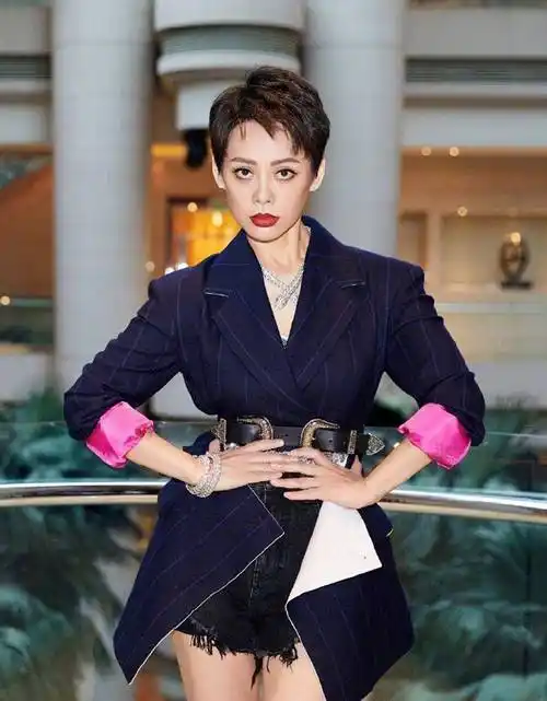 宁静48岁又怎样?剪短发穿短裤秀大长腿,潮味十足_造型_时尚_工装