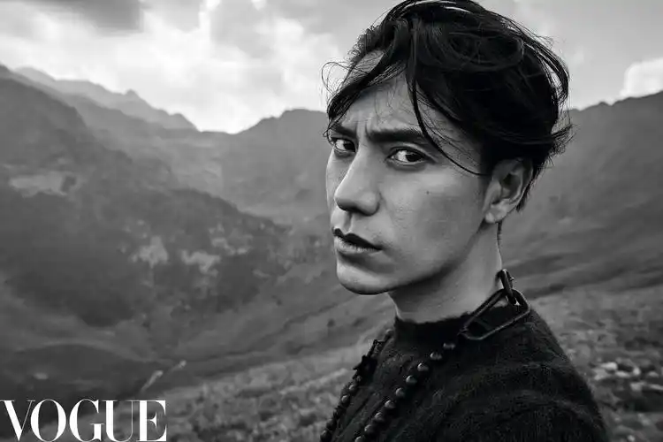 6 陈坤登《vogue》十月封面 自然随性展露野奢锋芒