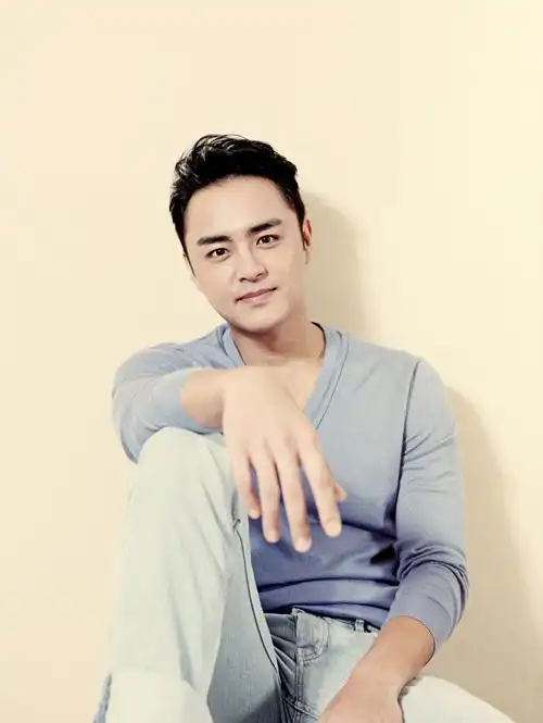 明道淡雅写真 眼神传递温暖力量