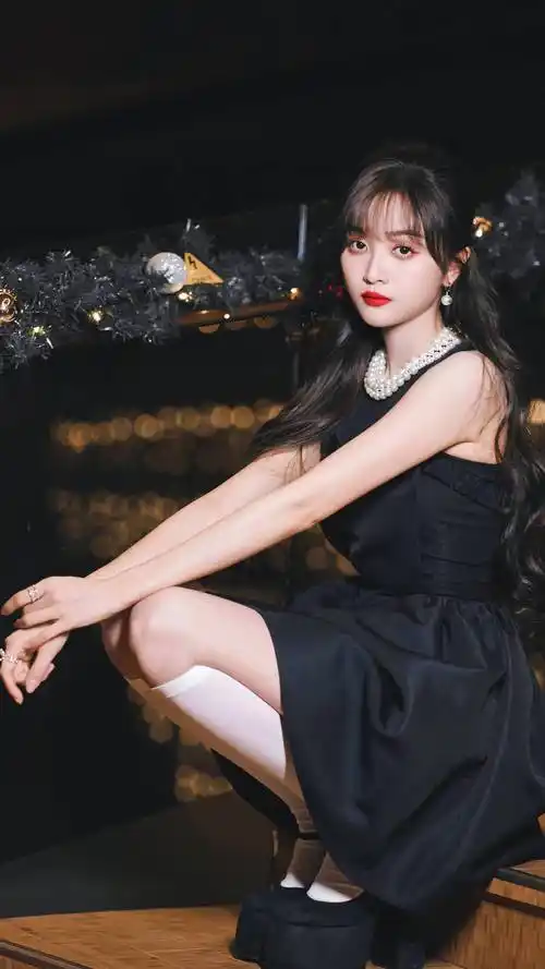 吴宣仪黑色小礼服裙像芭比娃娃一样精致