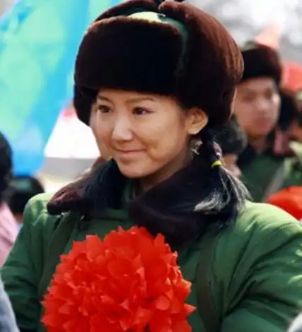 毛晓彤在傻春里演谁