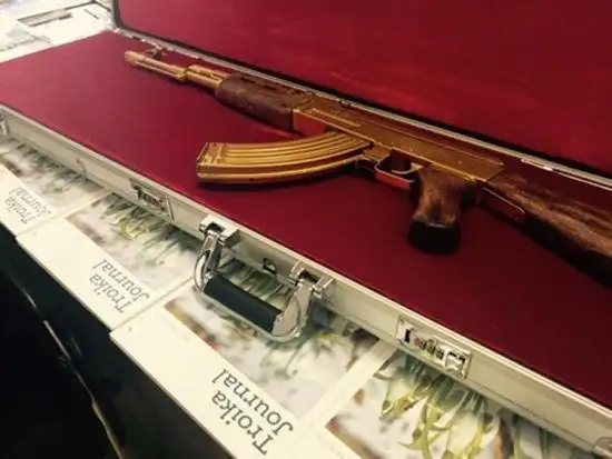 俄罗斯出租车内发现纯金ak-47 枪比车贵(图)