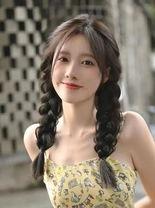 麻花辫子的编法是一样的,不管最后你选择如何去装饰它.