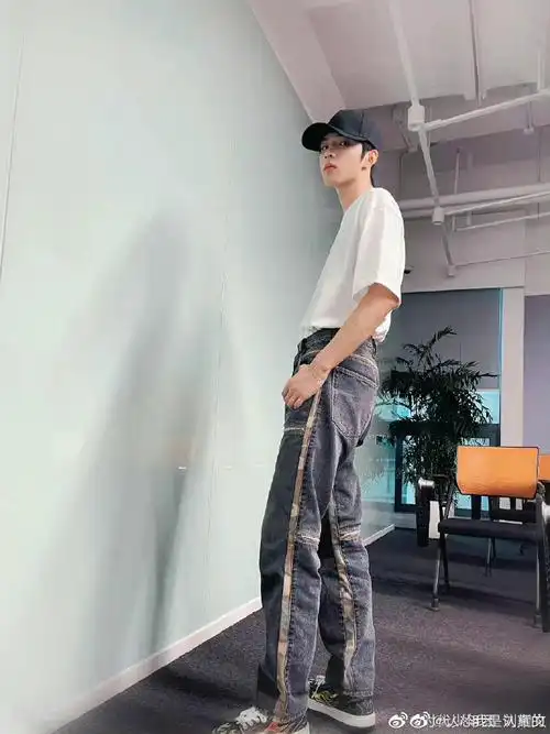 刘耀文棒球帽四宫格随拍#这个腿长真的羡慕了!