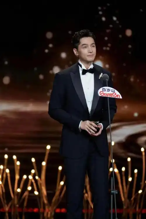 实力演员胡歌品质盛典最新生图出炉啦恭喜获奖