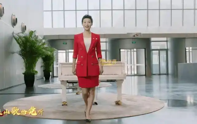 央视百位主持人齐聚李梓萌龙洋穿西装献唱李红一袭黄裙更吸睛