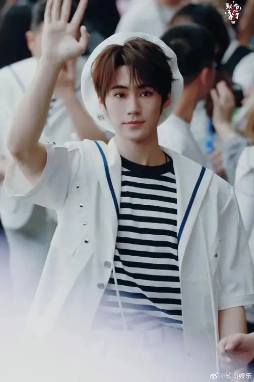 张真源水手服贝雷帽