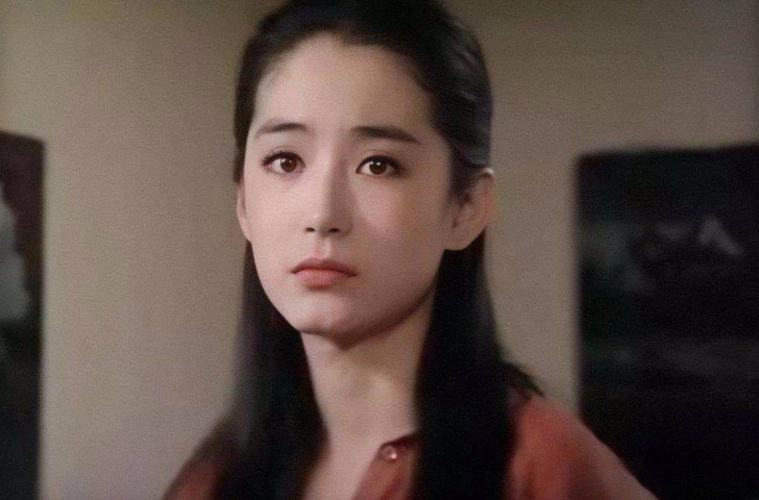 17岁的林青霞出演窗外饰演一个才女气质高雅