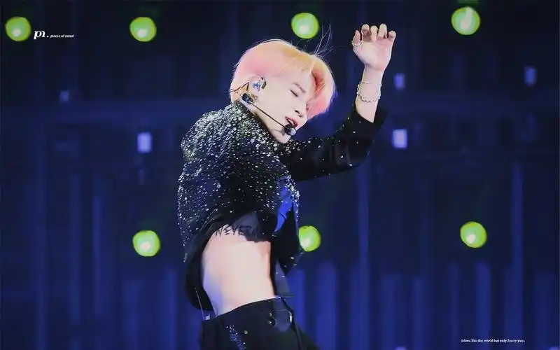 一脸痴汉笑!bts防弹少年团田柾国撩起朴智旻的腹肌给阿米看