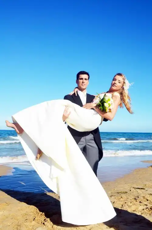 拍婚纱照新娘被新郎公主抱图片第3张