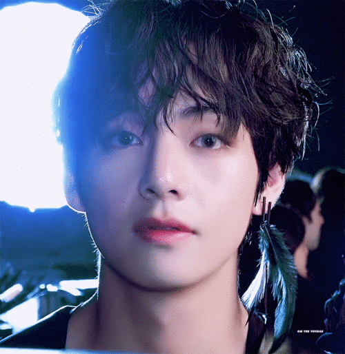 金泰亨 on mv动图图源微博 cr.麻吴桑桑桑