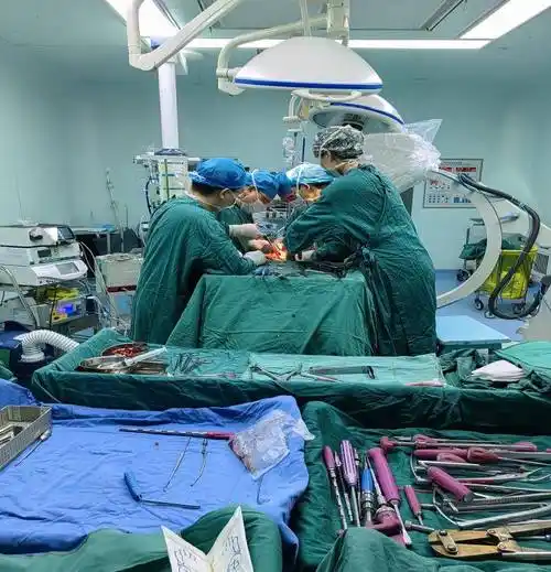 卓越医疗 | 60岁男性患者突发瘫痪,脊柱手术妙手回春!