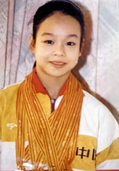 著名歌手光头李进:与体操世界冠军杨波恋爱过,为何56岁仍未婚?