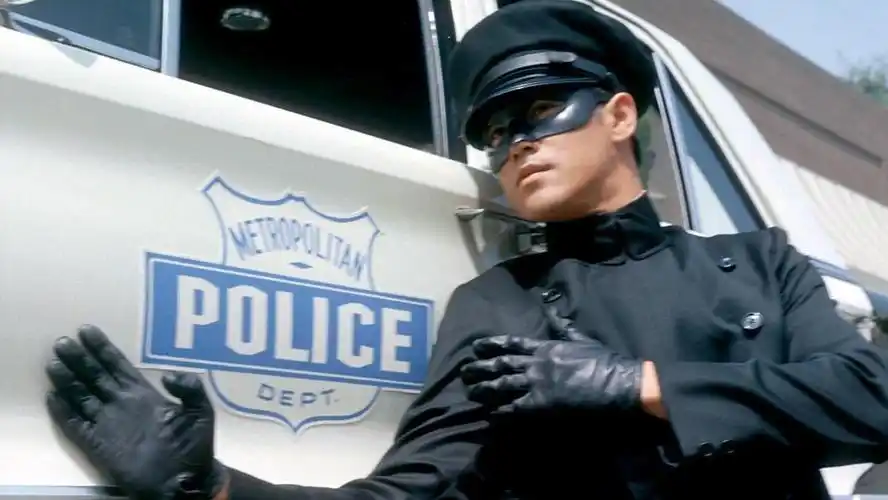 最开始,李小龙在好莱坞饰演了《青蜂侠》中青蜂侠的跟班加藤,这一形象