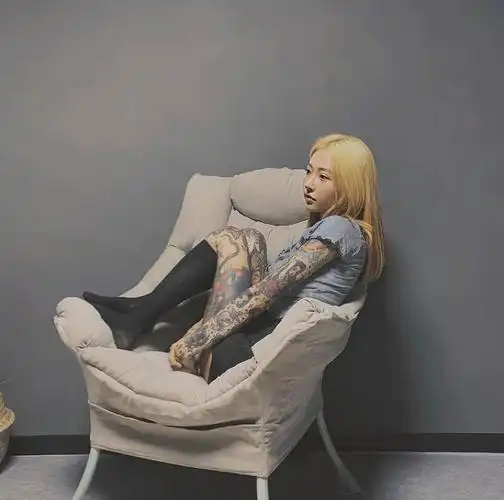 可爱萌妹放纵自我刺青遍布全身萝莉脸美体纹身南韩最美纹身师