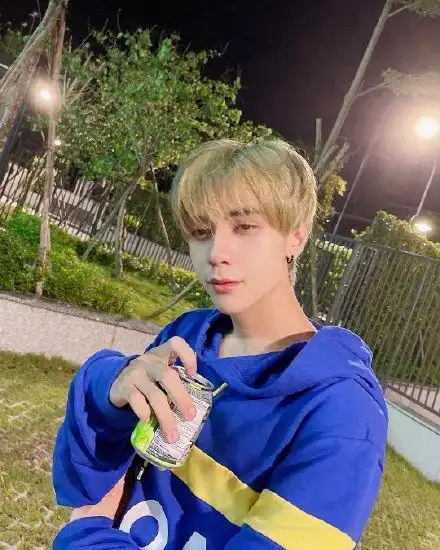 不仅歌好听,人还这么帅,难怪有网友称呼黎光雄为"宝藏歌手"呢!