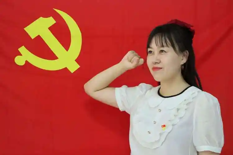 库尔勒市融媒体中心:我们与党旗合影 彰显党员风采_活动_决心_祝福