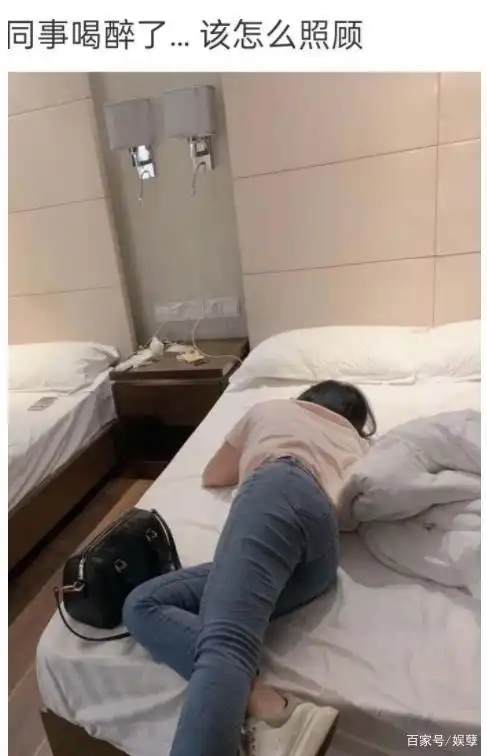 女友发来自拍照,我却被后面的美女吸引住了,她这是在哪里啊?