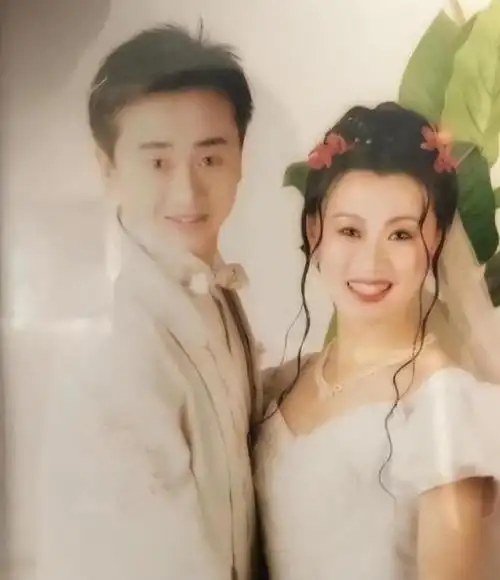 热辣滚烫原来他俩是真夫妻贾玲妈嫁初恋结婚28年恩爱如初