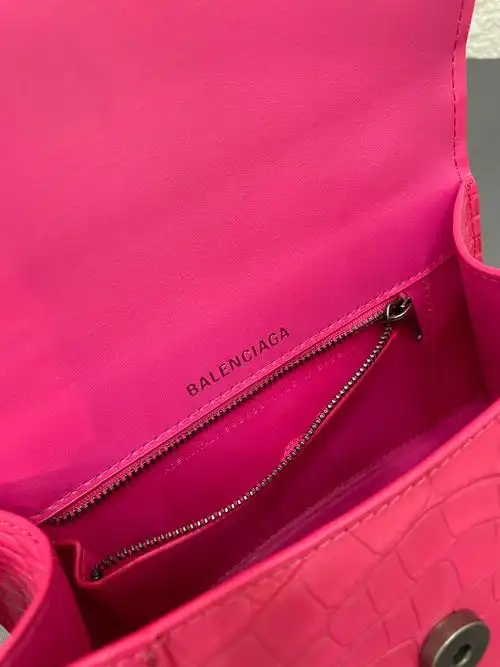 巴黎世家新颜色 鳄鱼纹玫红沙漏包