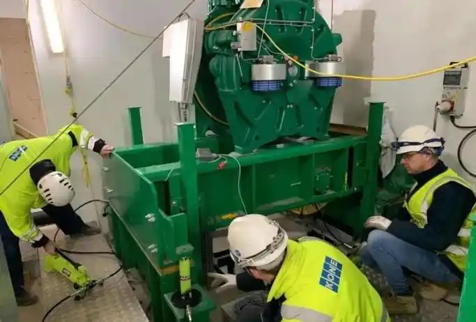 实拍通力碳纤维电梯安装现场